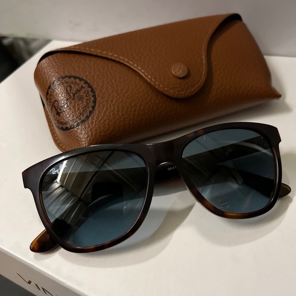 Ray-Ban RB4184 Wayfarer Sunglasses with Tortoise Frame - Picture 4 of 12